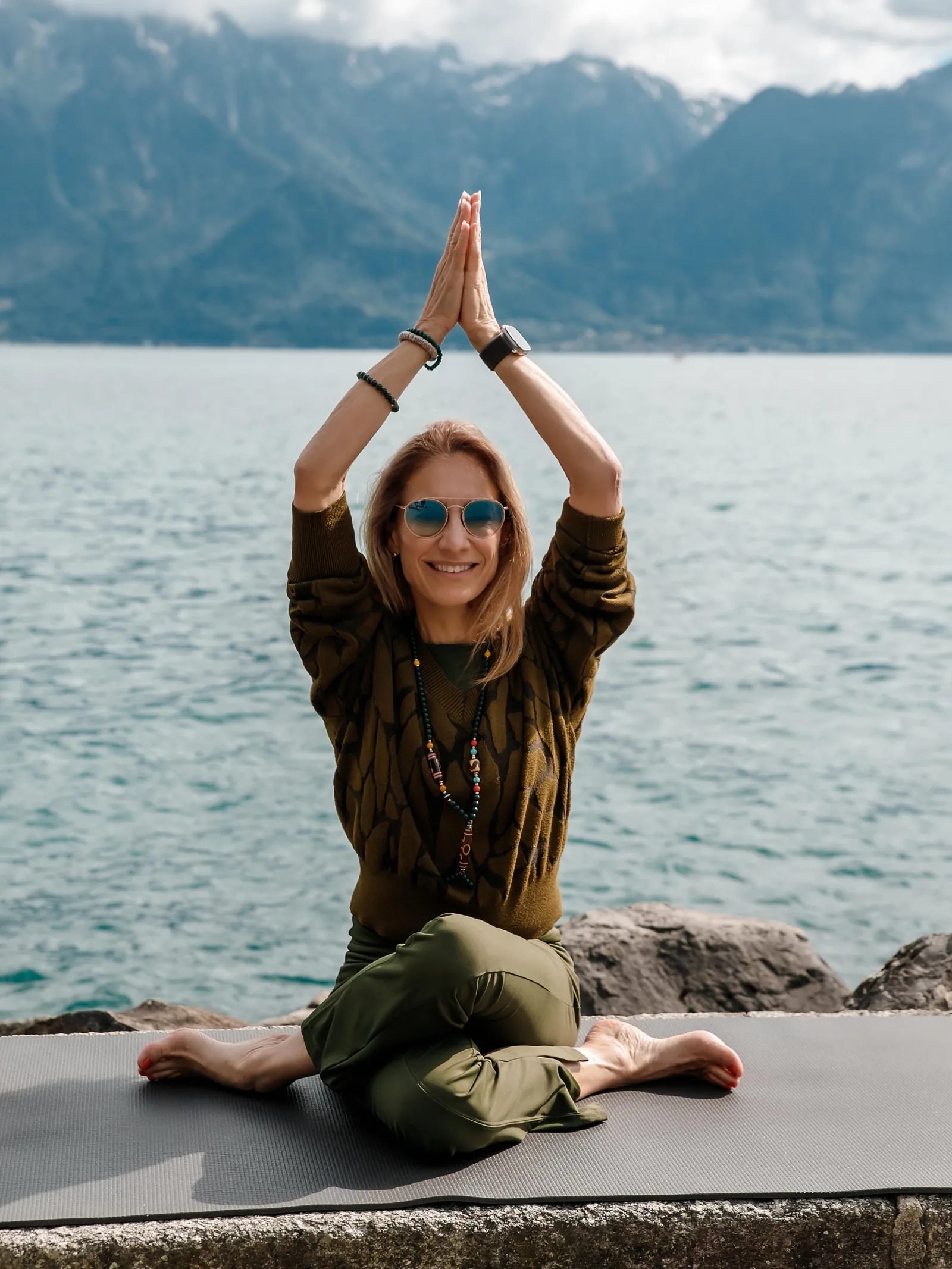 Myriam en posture de yoga face au lac Léman et aux Alpes
