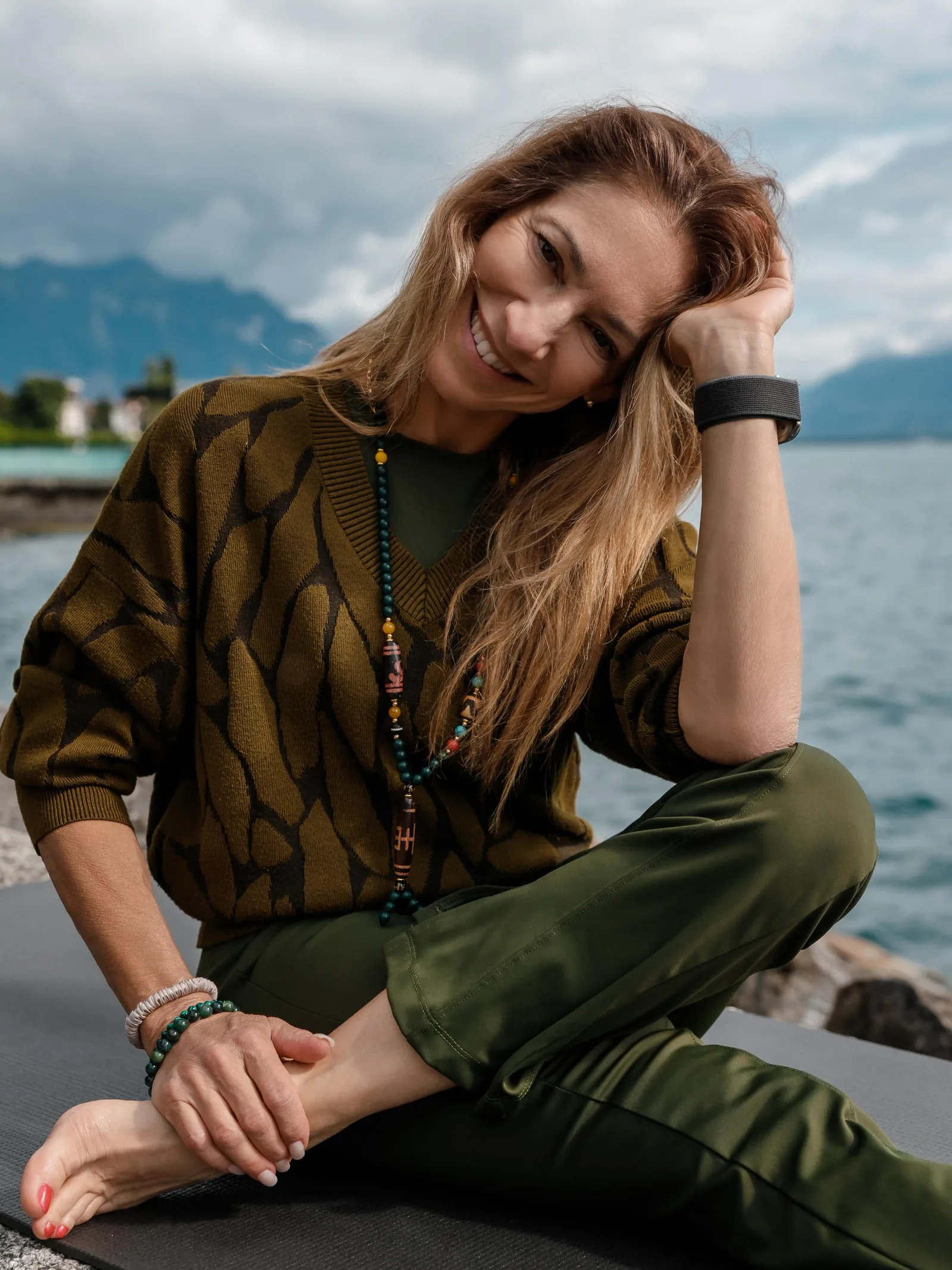 Myriam, fondatrice de YOGA CHIC®, au bord du lac Léman